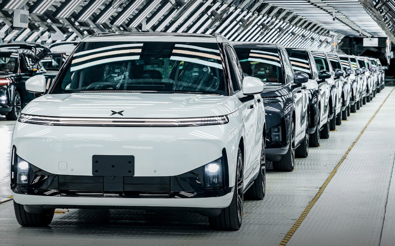 Beyaz XPENG G9L tam elektrikli SUV modelinin önden üretim görseli