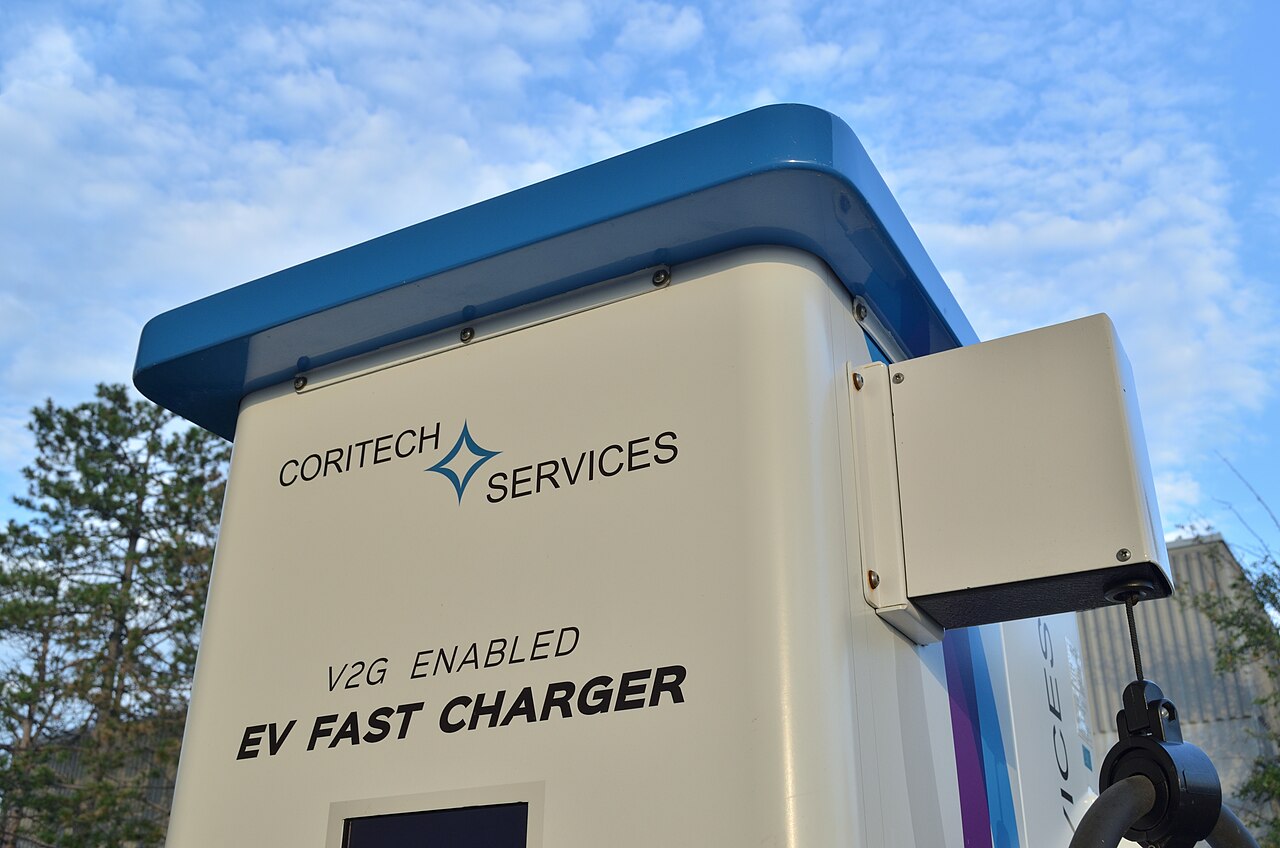 Üzerinde V2G Enabled yazısı bulunan çift yönlü enerji aktarımına uygun elektrikli araç şarj istasyonu
