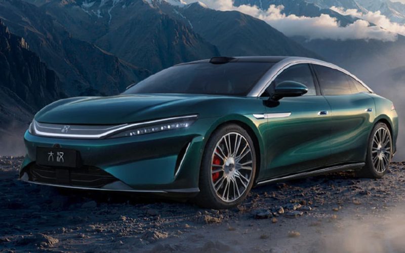 BYD Da Han EV (Great Han) Çin'de tanıtılan koyu yeşil lüks elektrikli sedan, önden yandan görünüm