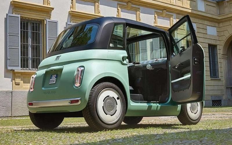 Fiat Topolino elektrikli dört tekerlekli mikro otomobilin yeşil gövdesi, arkadan görünümü