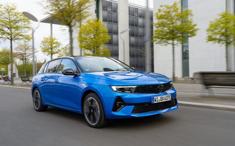 Opel Astra modelinin şehir yolunda seyreden mavi renkli hatchback gövdesi, marka basın fotoğrafı