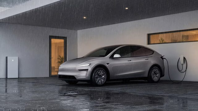 Tesla Model Y elektrikli otomobilin ev tipi şarj ve Powerwall batarya sistemiyle görünümü