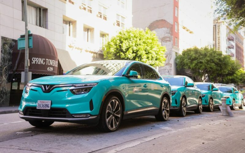 Los Angeles caddesinde sıralanmış turkuaz Green SM VinFast VF 8 elektrikli taksileri, Ekim 2026