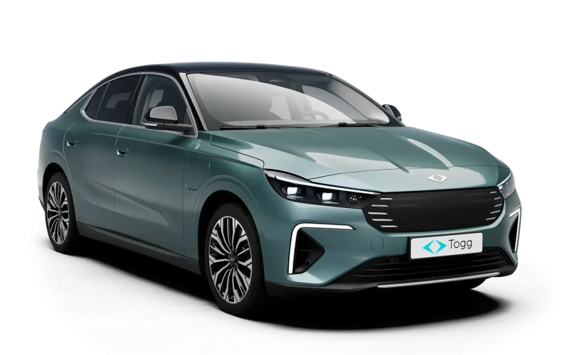 Togg T10F fastback otomobilin ön üç çeyrek görünümü, V1 ve V2 menzil karşılaştırması