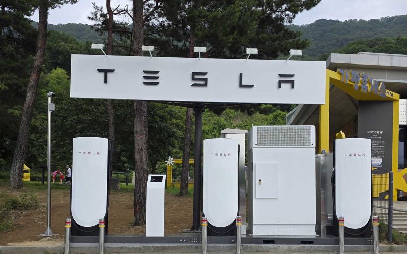 Güney Kore'nin Gapyeong otoyol dinlenme tesisinde kurulu Tesla V4 Supercharger şarj istasyonu