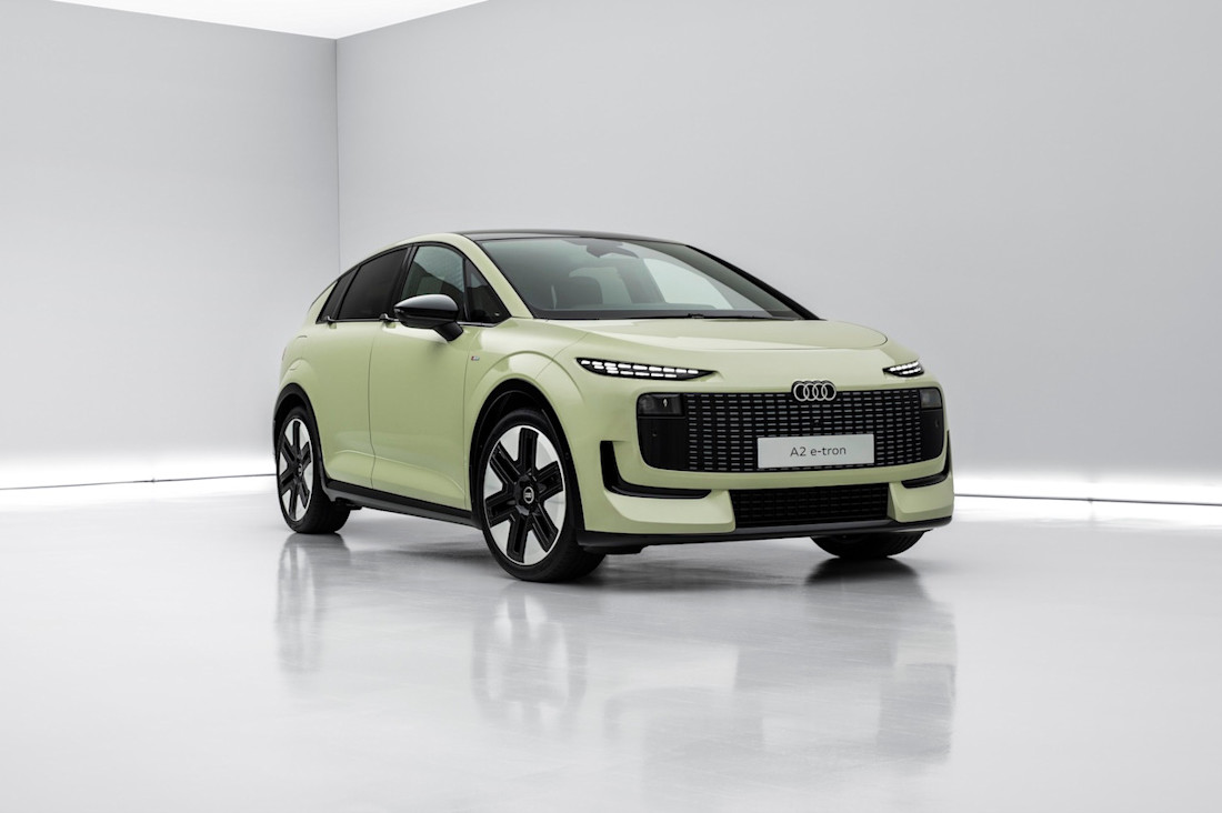 Pistachio yeşili Audi A2 e-tron tam elektrikli kompakt otomobilin ön tasarımı