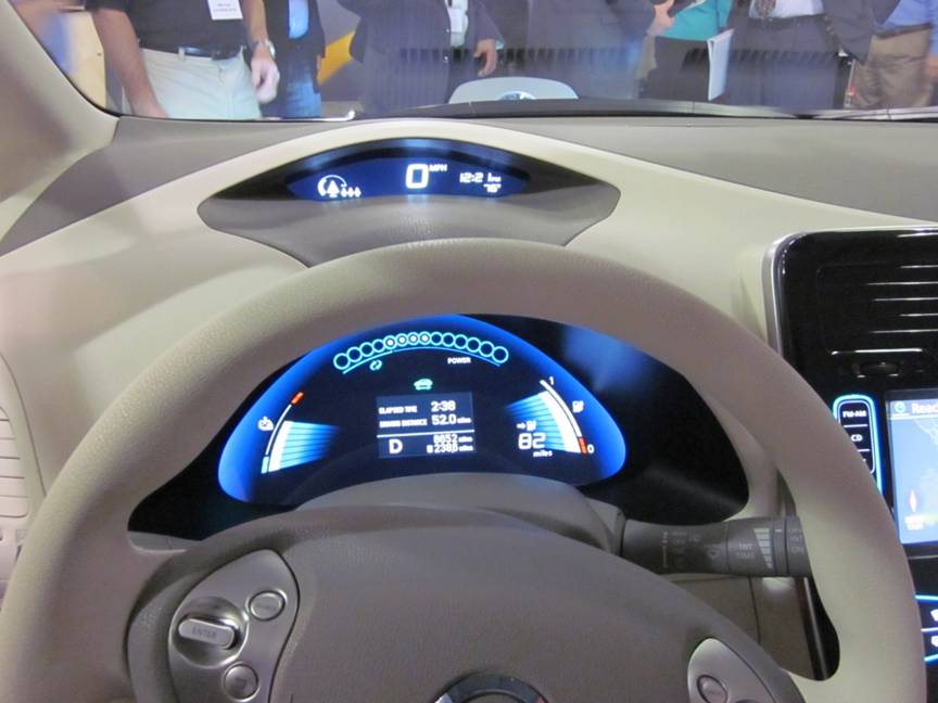 Nissan Leaf elektrikli otomobilin direksiyon arkasındaki enerji ve sürüş bilgi ekranı