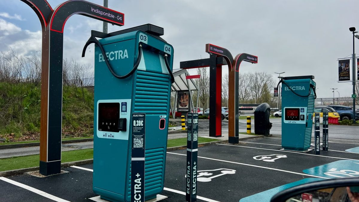 Otoparkta elektrikli otomobiller için yüksek güçlü DC hızlı şarj istasyonu