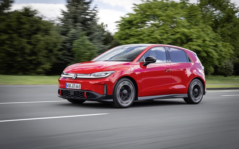 Volkswagen ID. Polo GTI modelinin kırmızı gövdesi ve ön tasarımı