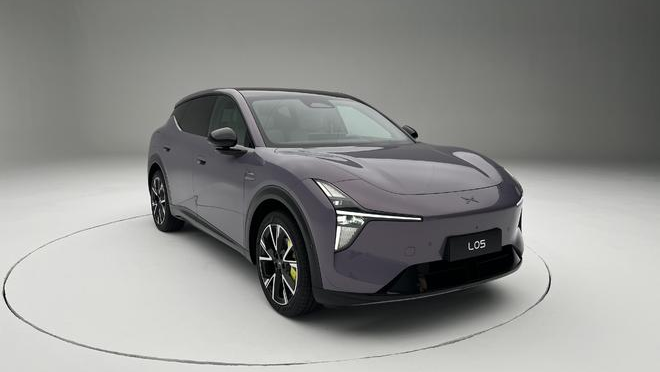 2026 XPENG MONA L05 tamamen elektrikli SUV gri govde on uc ceyrek resmi tanitim fotografi