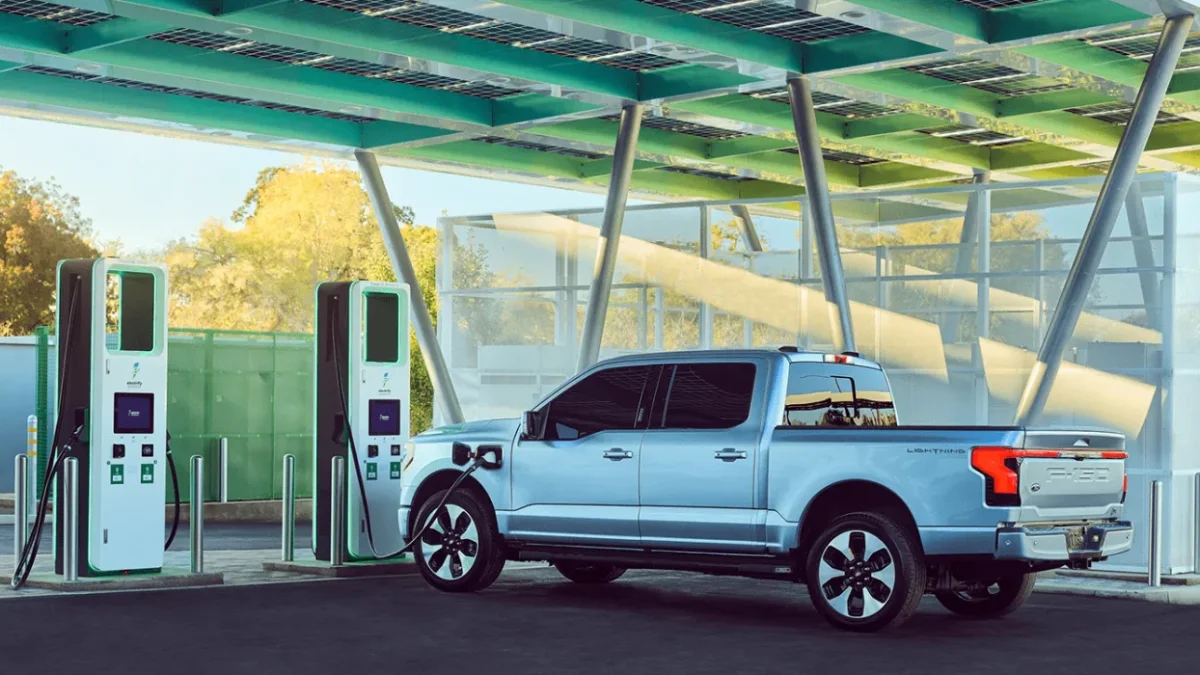 Electrify America DC hızlı şarj istasyonunda elektrikli araç