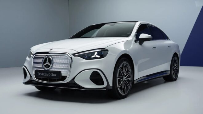 Türkiye’de satışa sunulan beyaz Mercedes-Benz C 400 4MATIC AMG elektrikli otomobil