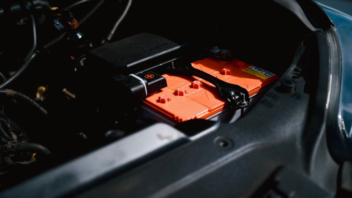 Elektrikli otomobilin yüksek voltaj batarya ve güç elektroniği sisteminin yakın görünümü