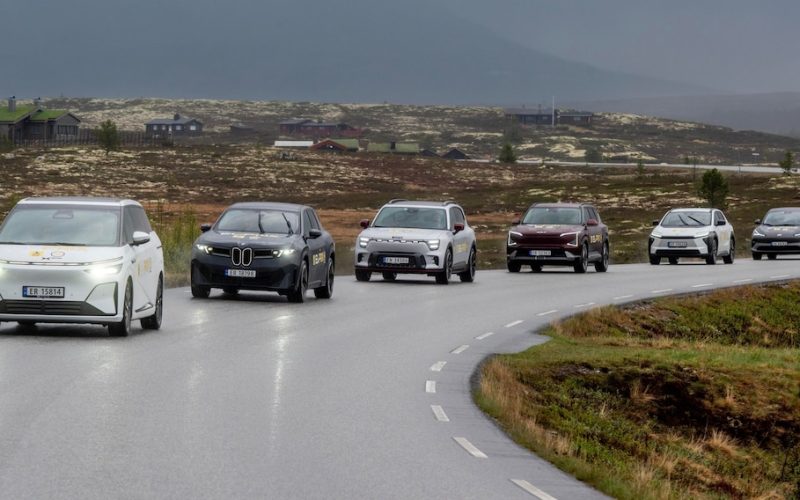Norveç yolunda birlikte seyreden farklı markalara ait elektrikli otomobiller, 2026 Avrupa elektrikli araç pazarı temsili fotoğraf