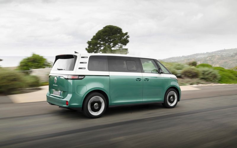 Yeşil beyaz iki renkli Volkswagen ID. Buzz elektrikli minibüsün hareket halindeki arşiv fotoğrafı