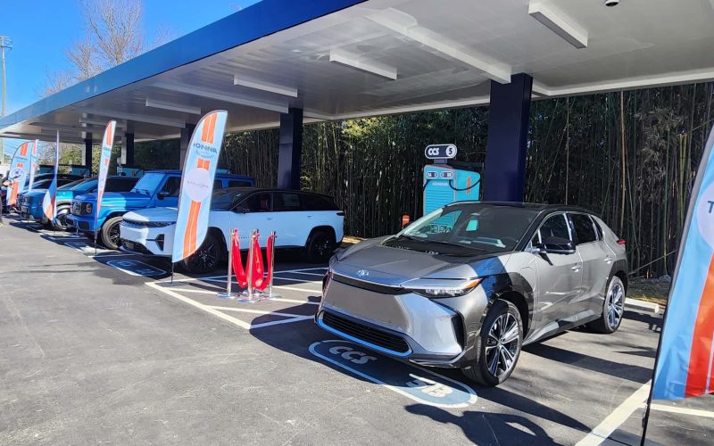 ABD Kuzey Carolina'daki IONNA Rechargery hızlı şarj istasyonunda şarj edilen gri Toyota elektrikli SUV
