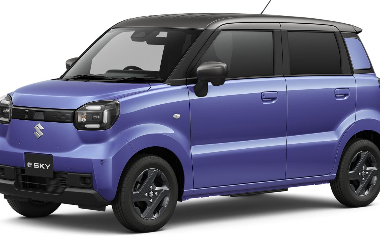 Mor gövdeli siyah tavanlı Suzuki e SKY elektrikli kei otomobilin önden üç çeyrek stüdyo görünümü