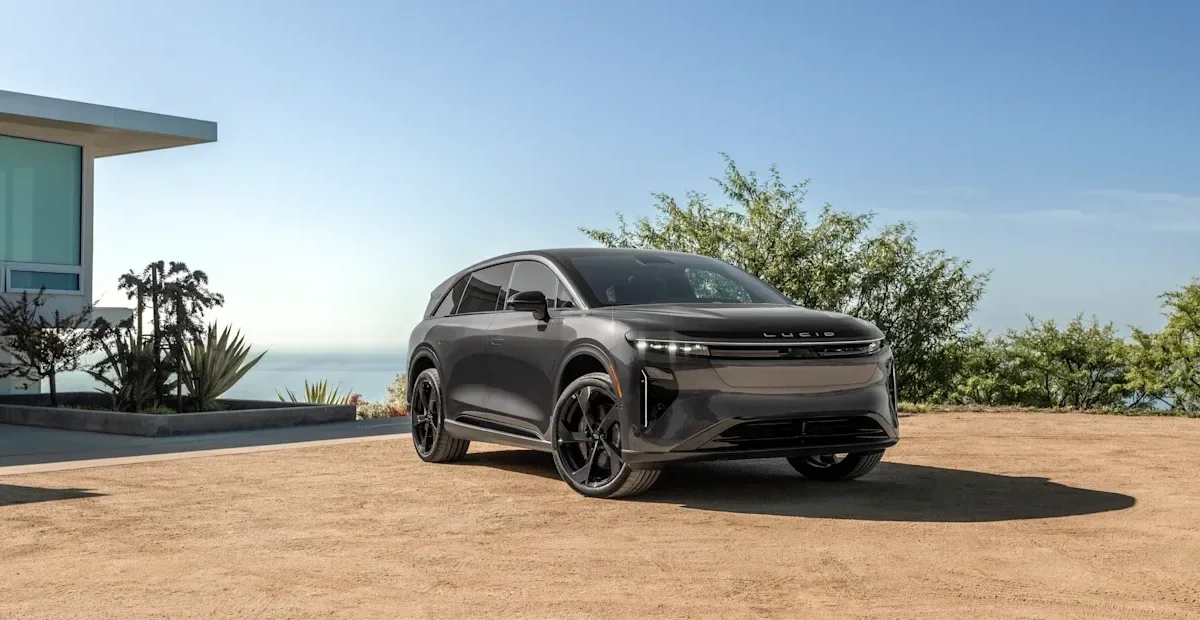 Lucid elektrikli otomobilin şehir ortamında sürüş görüntüsü