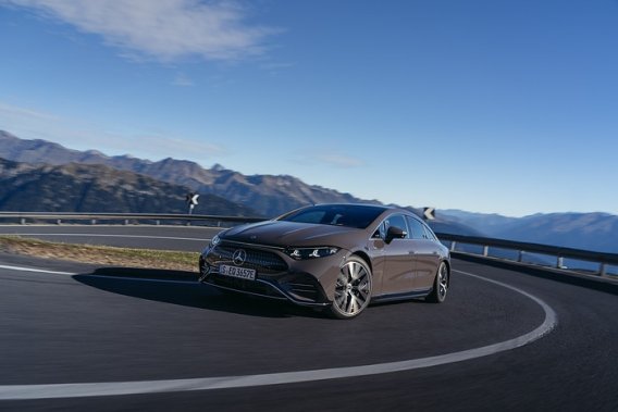 Steer-by-wire teknolojisine sahip Mercedes-Benz EQS elektrikli sedan yolda