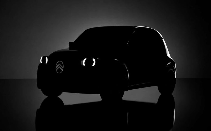 Citroën'in 2026 yılında yayımladığı yeni 2 CV elektrikli konseptinin resmi karanlık siluet ön gösterimi, iki yuvarlak far ve Citroën logosu
