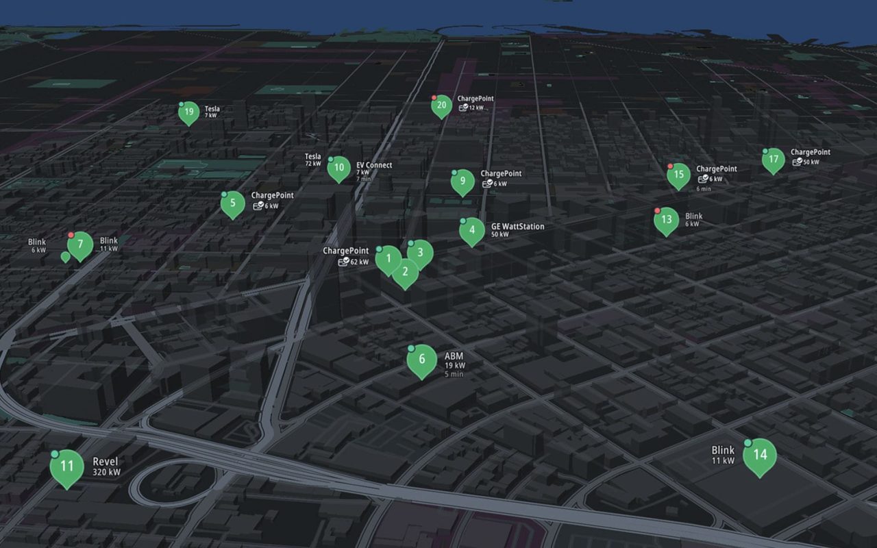 TomTom elektrikli araç navigasyonu, güç değerleriyle işaretlenen şarj istasyonlarını gösteren 3B harita