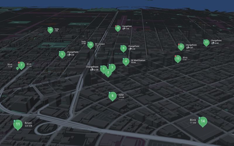 TomTom elektrikli araç navigasyonu, güç değerleriyle işaretlenen şarj istasyonlarını gösteren 3B harita