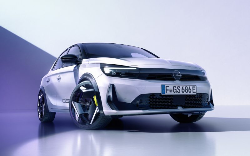 Opel Corsa GSE 2026 beyaz elektrikli performans otomobili