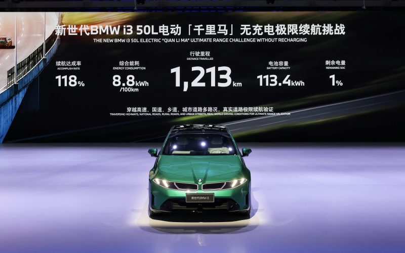BMW i3 50L elektrikli sedanın Çin'deki test sürüşü; BMW Group basın fotoğrafı
