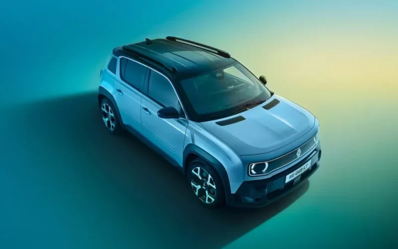 Mavi Renault 4 E-Tech electric otomobilin çapraz açıdan görünen dış tasarımı
