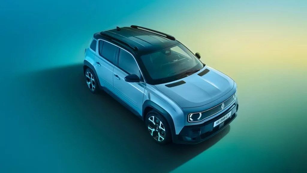 Mavi Renault 4 E-Tech electric otomobilin çapraz açıdan görünen dış tasarımı