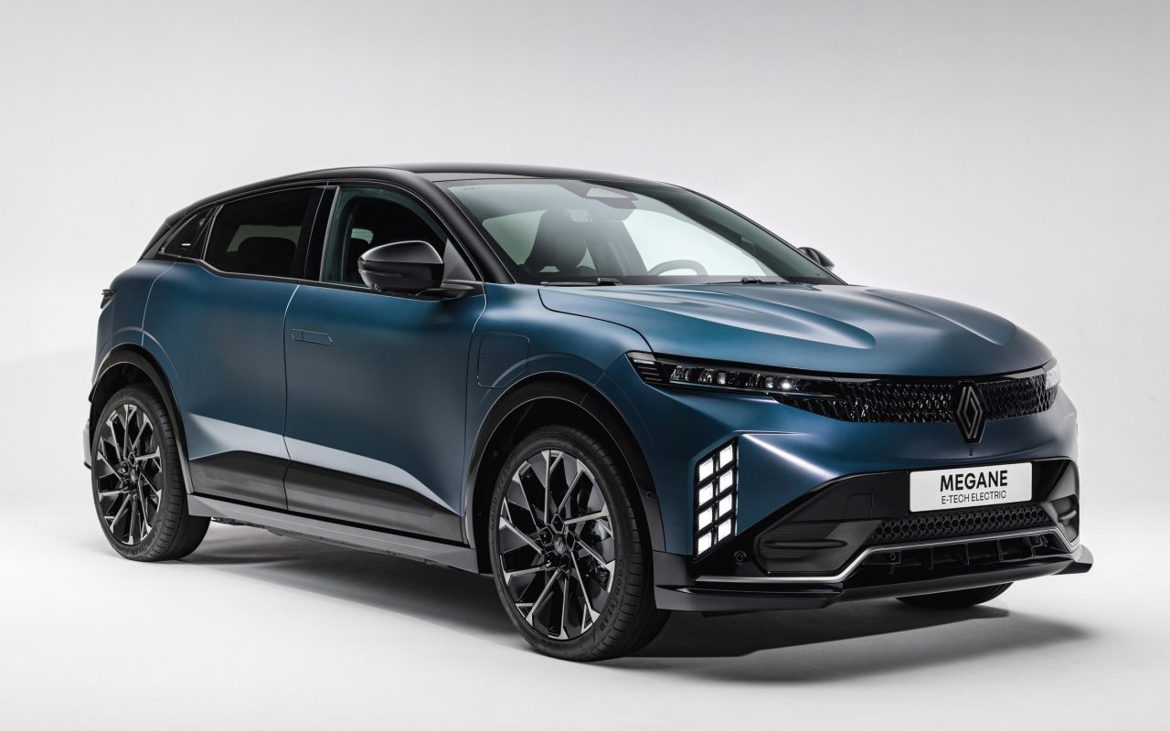 2026 yenilenen Renault Megane E-Tech electric modelinin mavi gövdesi ve ön tasarımı