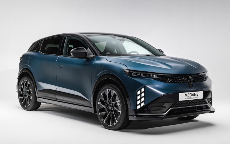 2026 yenilenen Renault Megane E-Tech electric modelinin mavi gövdesi ve ön tasarımı