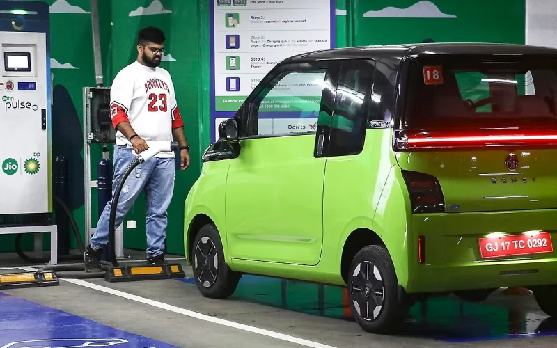 Hindistan'da Jio-bp pulse hızlı şarj ünitesine elektrikli otomobil bağlayan sürücü