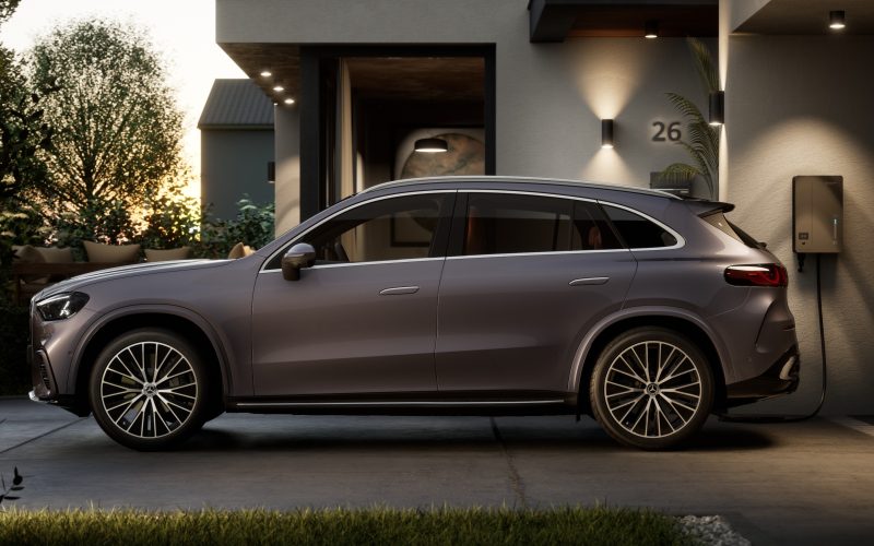 Evde çift yönlü şarj sistemine bağlı Mercedes-Benz GLC Electric SUV, Mercedes-Benz resmî hizmet görseli
