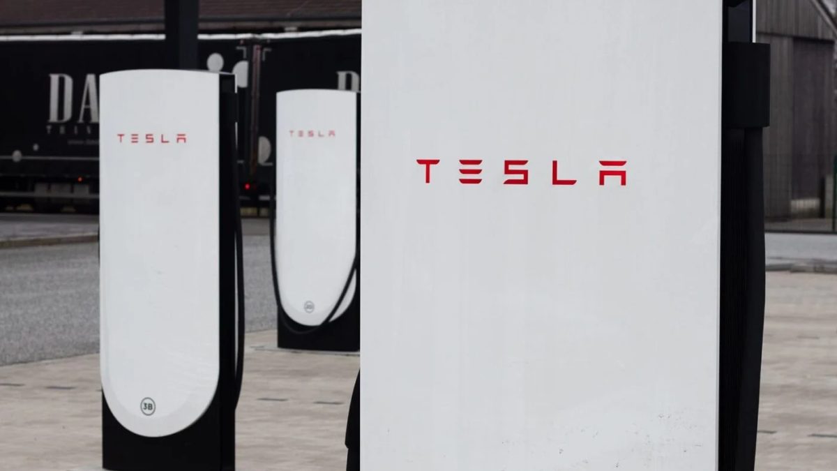 Tesla elektrikli otomobil ve Supercharger hızlı şarj istasyonu