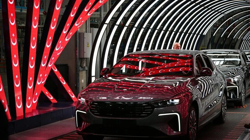 Türkiye elektrikli otomobil pazarını temsil eden üretim hattındaki elektrikli otomobiller