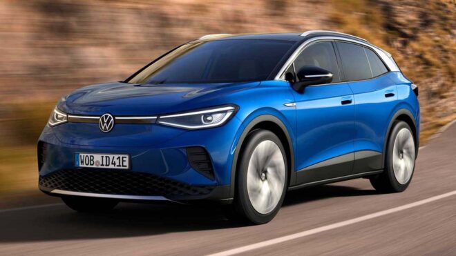 Volkswagen elektrikli SUV modelinin yolda ilerlerken çekilmiş görüntüsü