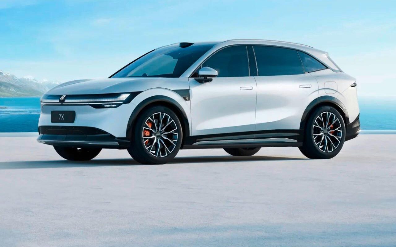 Zeekr 7X elektrikli SUV modelinin beyaz gövde ve yandan görünümünü gösteren tanıtım görseli